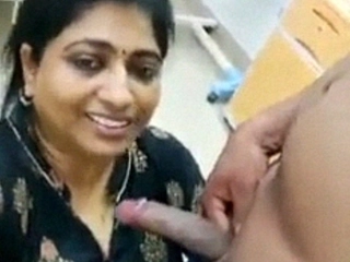 Desi  Kannur Ammayi gives a polyclinic blowjob and drinks it