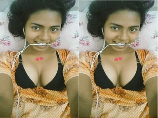 Cute Indian gal flaunts her  parts in  vid