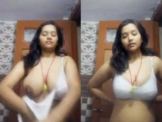 Desi Indian dame shows her humungous boobs and slit in casting