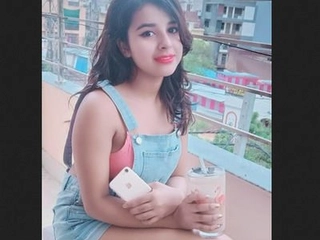 Sexy  webcam girl sends MMS
