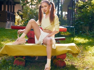 Sweetie climaxes on a bench